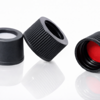 Tapa negra de rosca, abierta con septa  (13mm de diámetro, 1mm de grosor, PTFE rojo/sílicón blanco y pre-cortada), para viales ND13